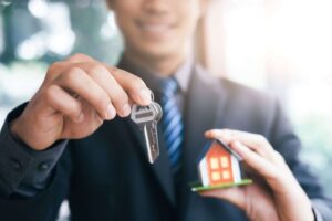 7 Key Differences Between a Real Estate Broker and an Agent in 2025 – Exploring Variances in the Real Estate Industry