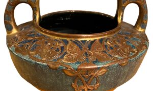 Choosing Between Bronze and Ceramic Sculptures